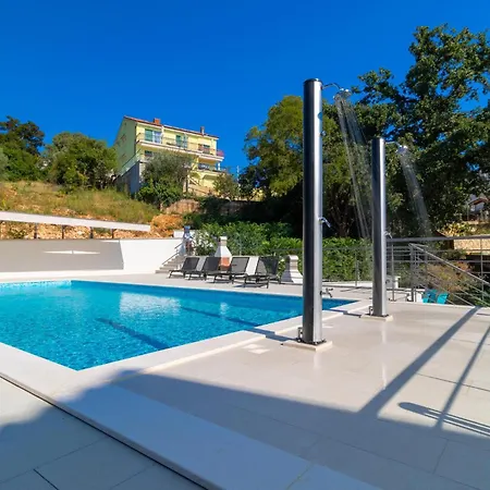 Amazing In Kostrena With Swimming Pool Apartman